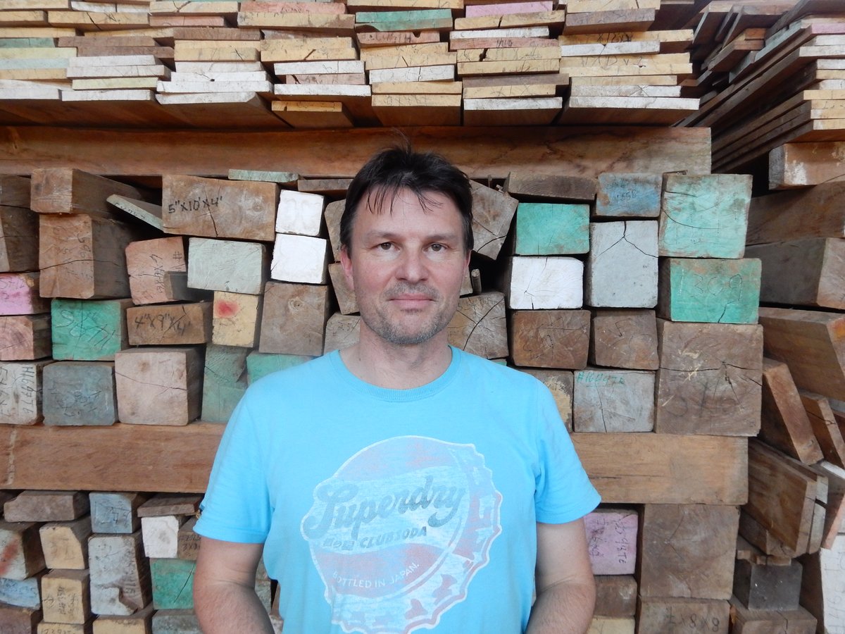 Andreas Renner mit tropischem Holz