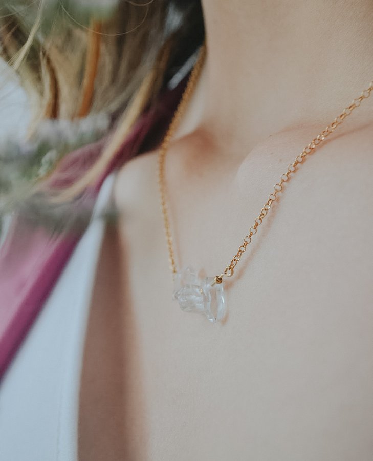 Die Halskette Magnolia hat als Anhänger 3 rohe Bergkristalle aus Kolumbien.