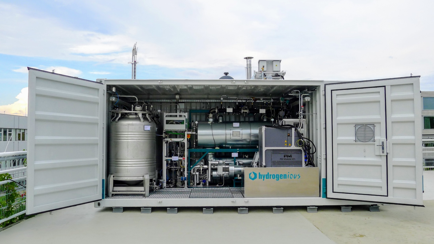 Bild 1 zeigt eine ReleaseBOX von Hydrogenious, welche sich in Stuttgart im Einsatz befindet und hier eine Stromtankstelle mit Strom versorgt