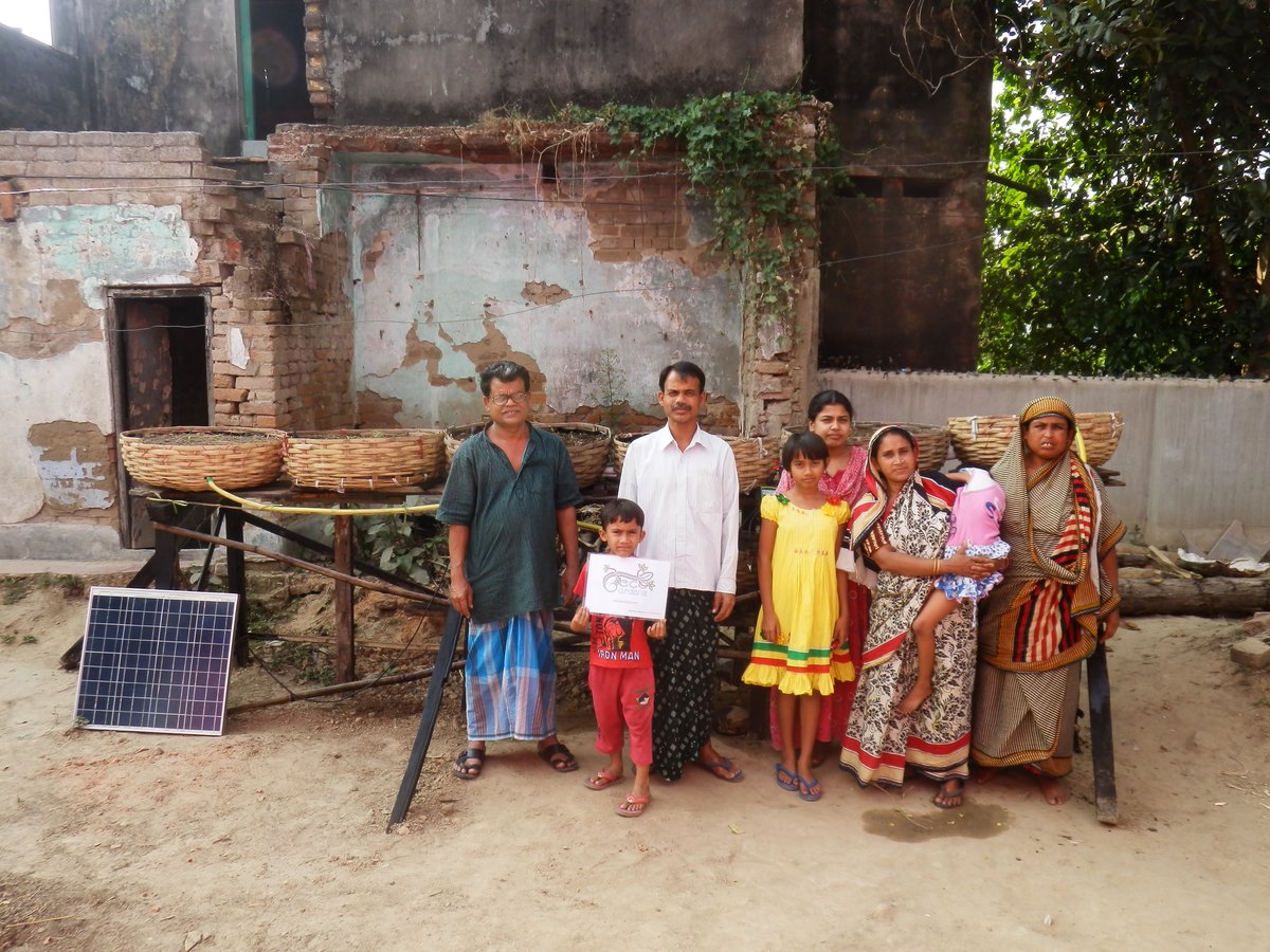 Solar-betriebenes Geco-Gartensystem aus lokal verfügbaren Materialien in Ghoragachha, Indien